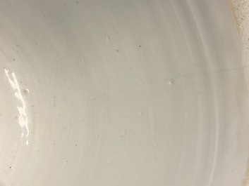 Een Chinese blauw-witte dekselbeker met floraal decor, Kangxi